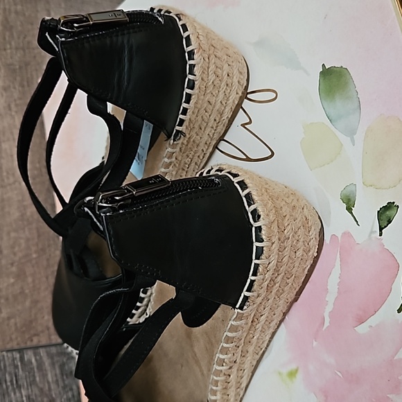 Kenneth Cole black wedges with elastic straps size 6.5 - Picture 6 of 8